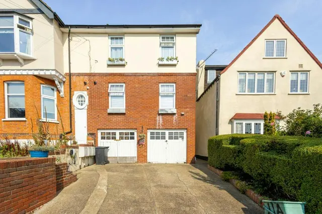 Grange Avenue, Woodford Green, IG8, photo 1