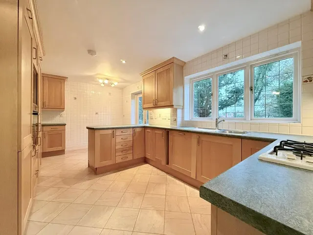 Photo 3 — Parkfield View, Potters Bar, Hertfordshire, EN6 1US