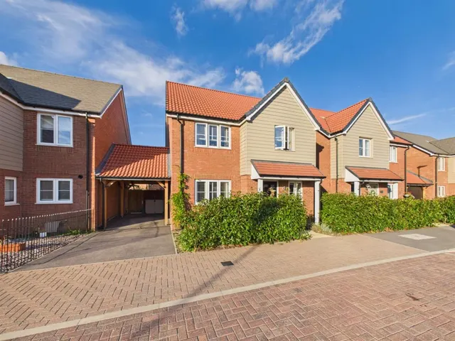 Ronald Allen Drive, Stoke Mandeville, photo 1