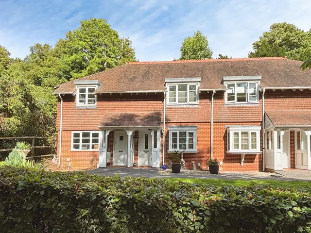 Hughendon Manor, Petersfinger, Salisbury, photo 1