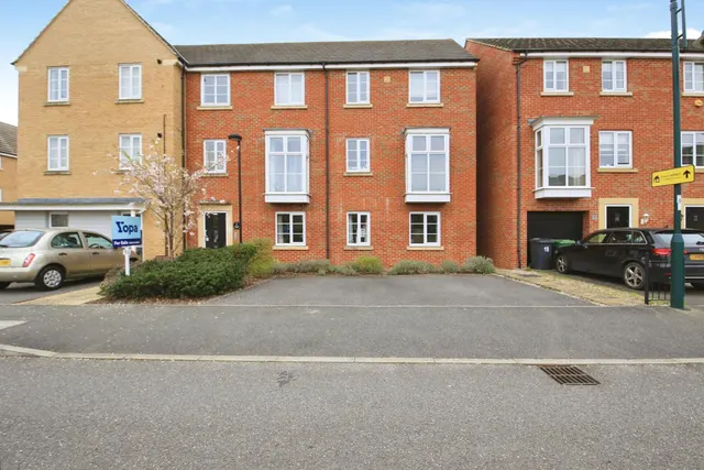 Molyneux Square, Peterborough, PE7, photo 3