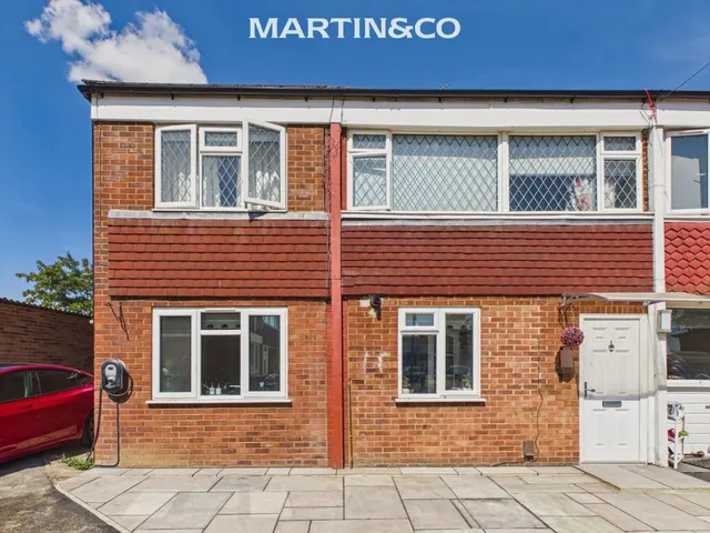 Harcourt Close, Egham, photo 1