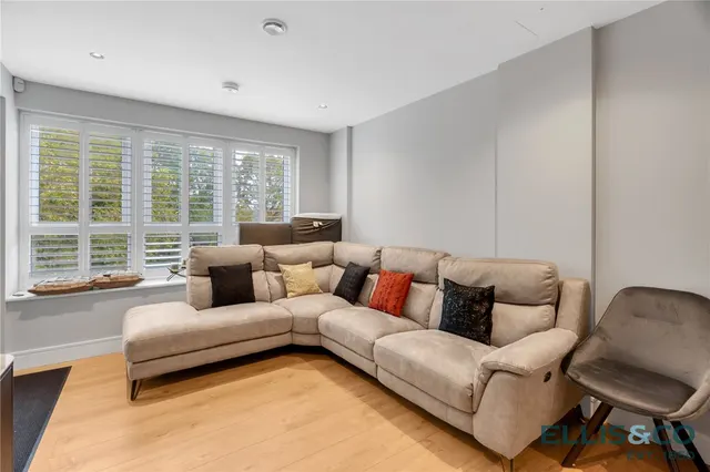 Ballards Lane, Finchley, N3, photo 2
