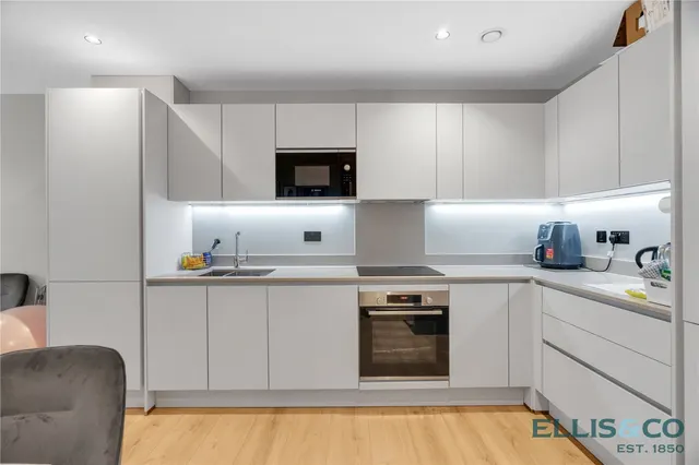Ballards Lane, Finchley, N3, photo 1