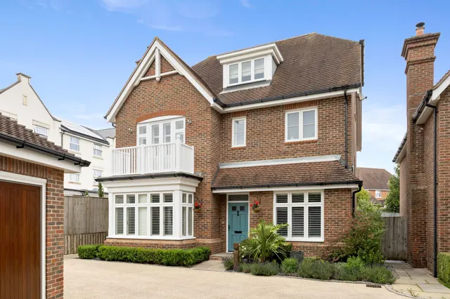 River Walk, Horsham, RH12, photo 1