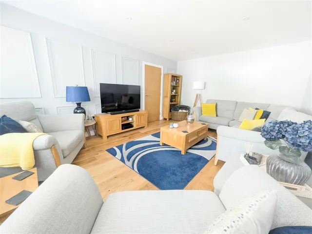 Photo 3 — Eaton Close, Uckfield, East Sussex, TN22 1EQ