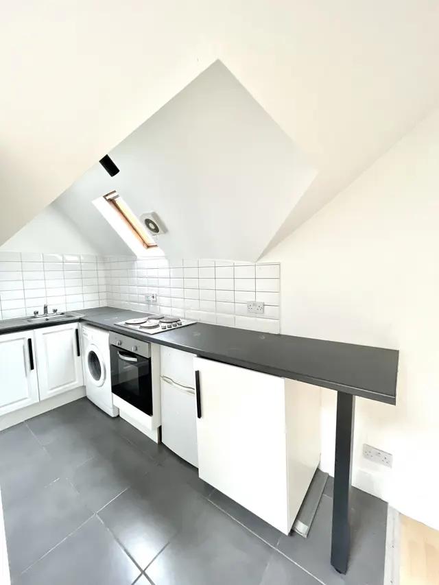 Green Lanes, N13, photo 1