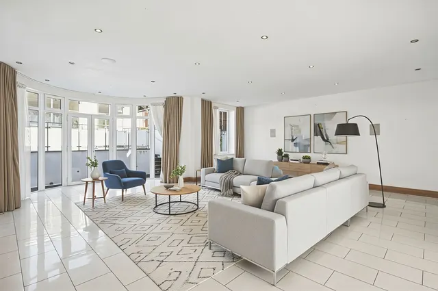 Alexander Avenue, London, NW10, photo 1