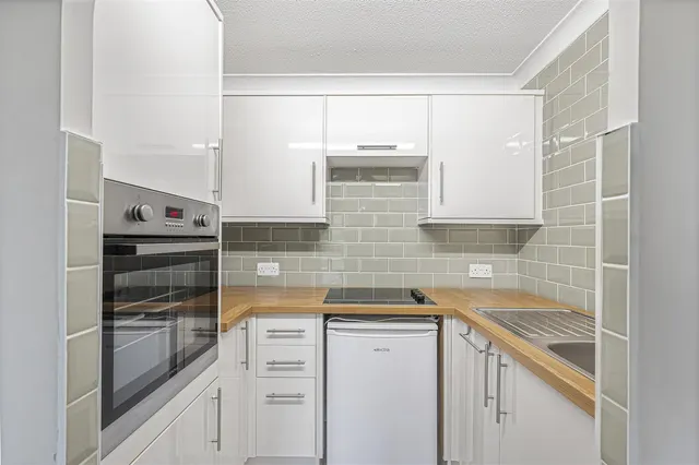 Sutton Road, Seaford, photo 3