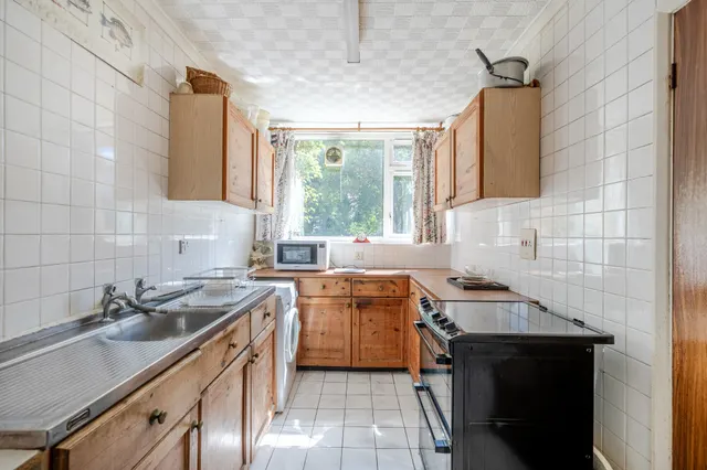 Avenue Road, Epsom, KT18, photo 3