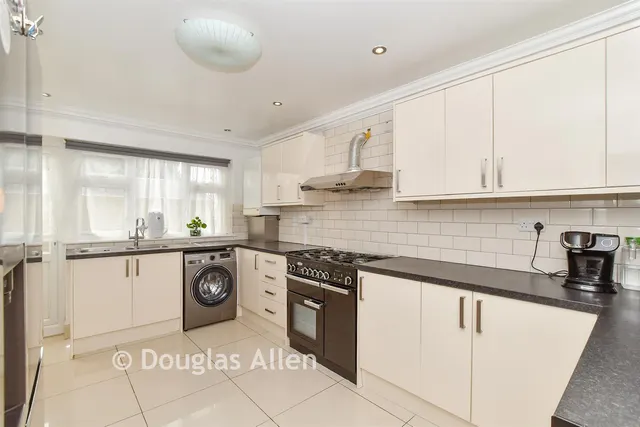High Meadows, Chigwell, IG7, photo 2