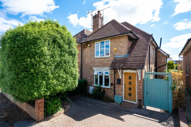 90 Raymond Crescent, Guildford, photo 1