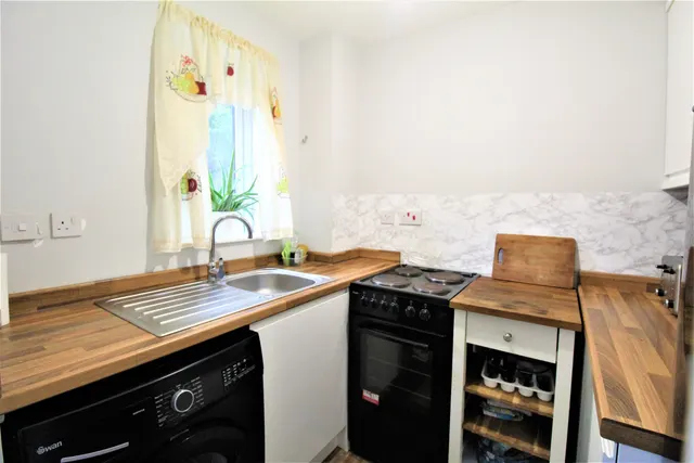 Photo 3 — Wingrove Drive, Purfleet, Essex, RM19 1NB