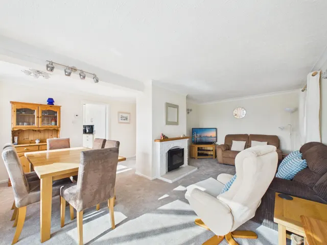 Photo 2 — Mandeville Close, Tilehurst, Reading, RG30