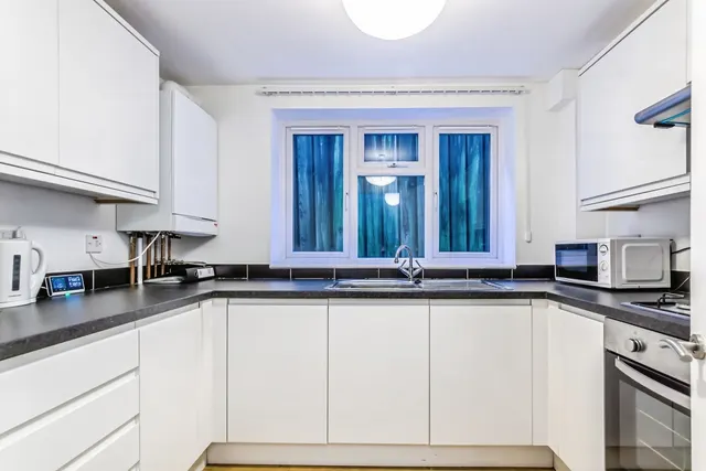 Photo 3 — Elgin Crescent, Caterham, Surrey, CR3