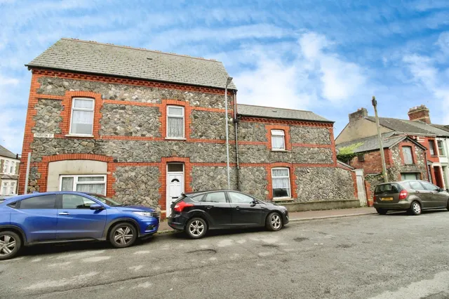 5 bedroom house — Atlas Road, Cardiff