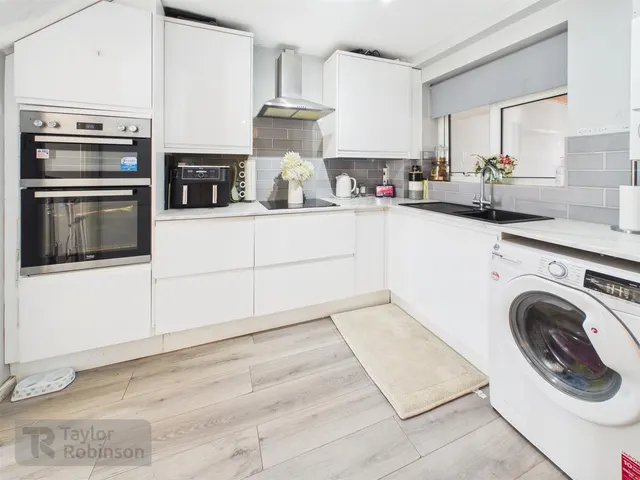 Drake Road, Tilgate, RH10, photo 2