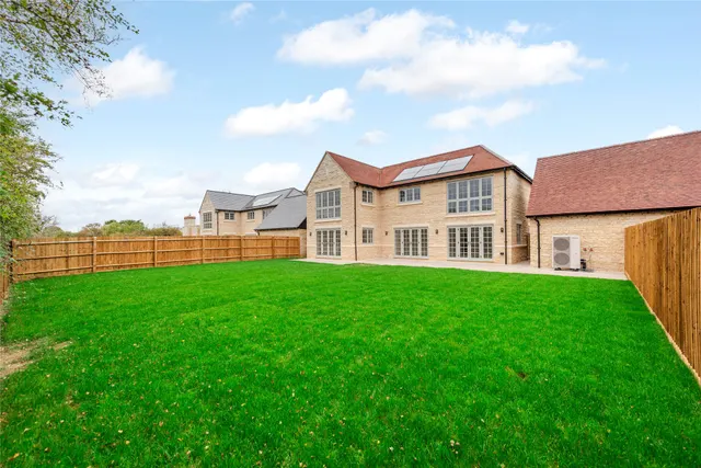 Hedgerow Gardens, Thornborough, MK18, photo 3