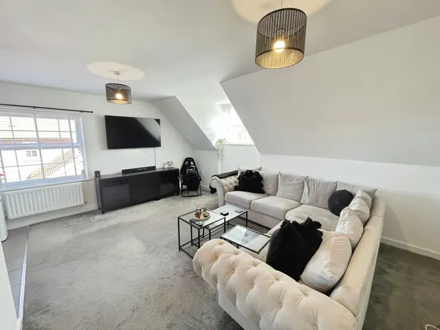 Photo 3 — Murano Drive, Chineham, Basingstoke, Basingstoke, RG24 8PN