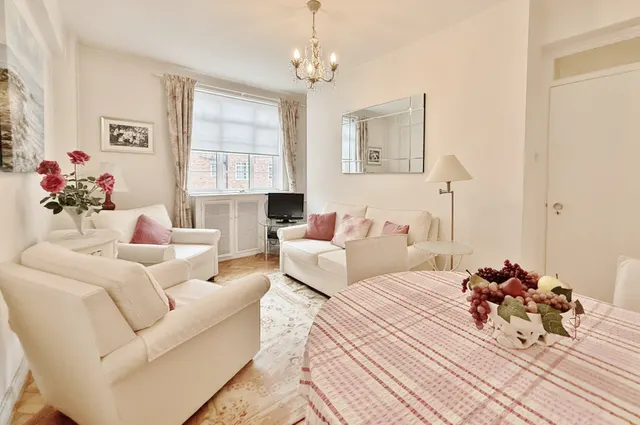 Hammersmith Road, London, W6, photo 2