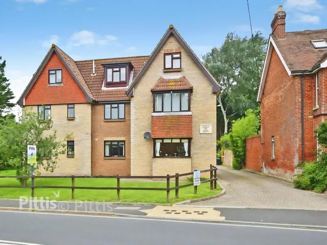 Hooke Hill Freshwater, PO40, photo 1