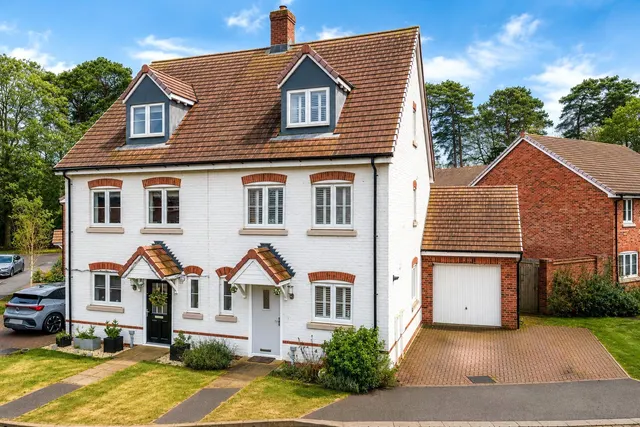 3 bedroom house — Charlie Brown Road, Burghfield Common, Reading, Berkshire, RG7 3FB