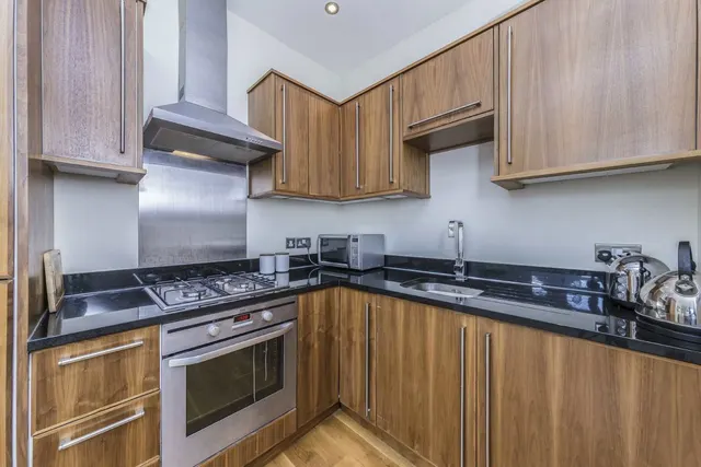 Summerley Street, SW18, photo 3