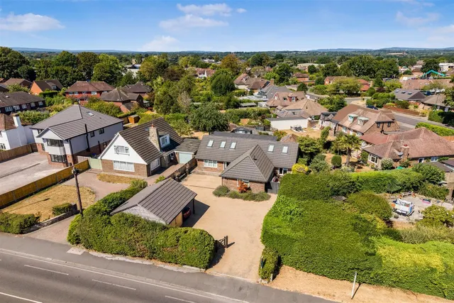 Kings Road, Horsham, West Sussex RH13 5PP, photo 1