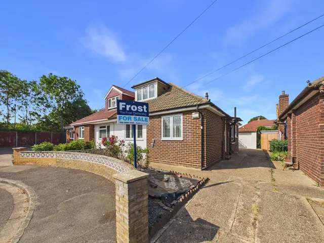 Feltham, Middlesex, photo 1