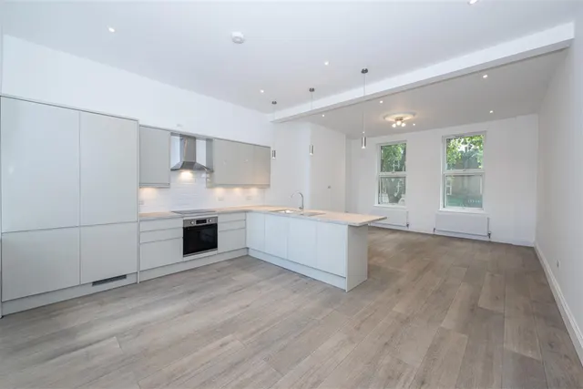 Chiswick High Road, Chiswick, W4, photo 1