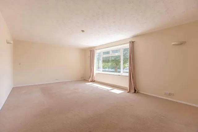 Photo 3 — Dedworth Road, Windsor, SL4 4LG