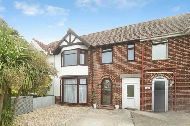 3 bedroom house — Bath Road, BRIDGWATER