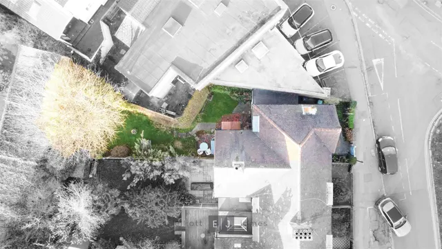 Photo 2 — Kings Green, Loughton