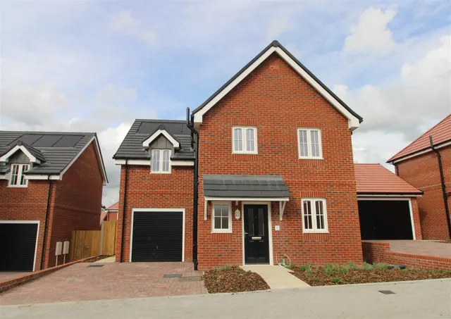 Maddoxford Gardens, Boorley Green — photo 1