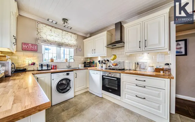 Photo 3 — Tealing Drive, Epsom, KT19