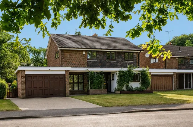 Fairoak Close, Kenley CR8 5LJ, photo 1