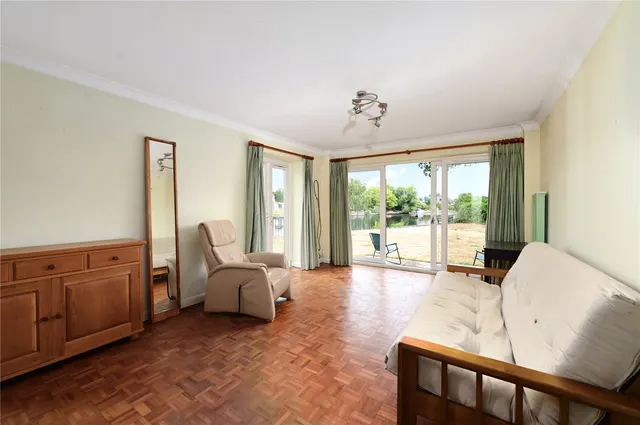 Riverside Road, Staines Upon Thames, TW18, photo 2