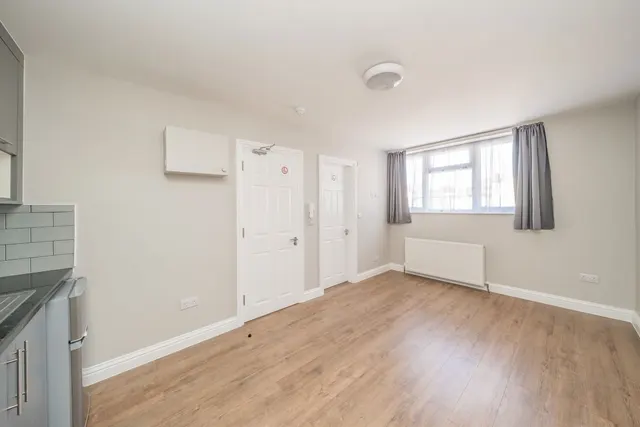 Hall Road, TW7, photo 3