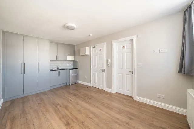 Hall Road, TW7, photo 2