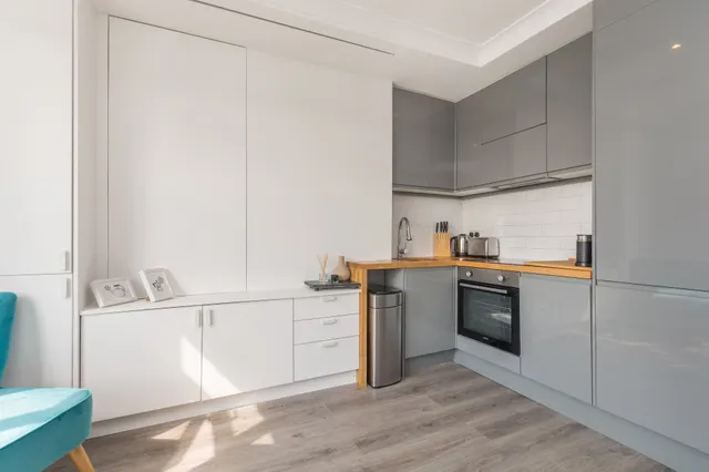 Photo 2 — Flat 4, 113 The Vale, London