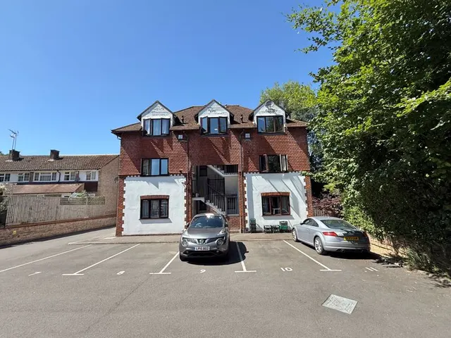 Willow Court Bassetsbury Lane, High Wycombe HP11 1RN, photo 1