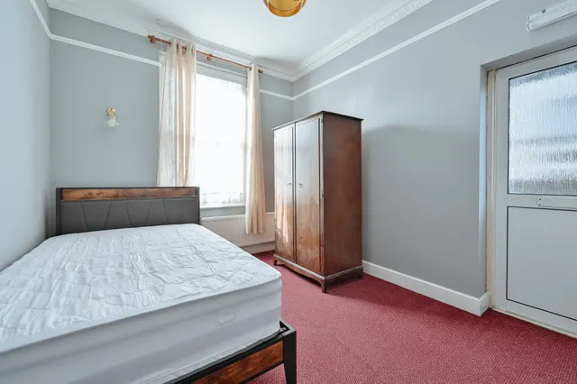 Room 6, 50 Bushey Grove Road, photo 1