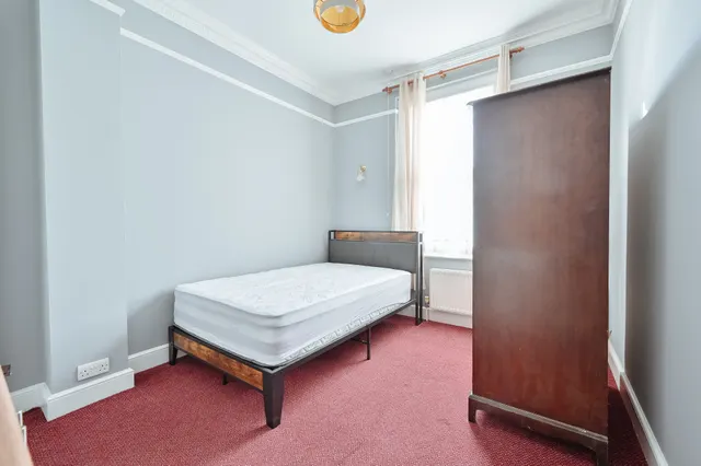 Photo 3 — Room 6, 50 Bushey Grove Road