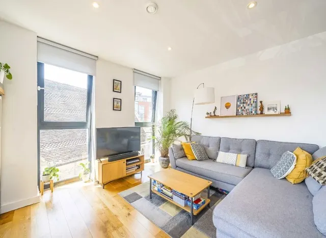 Gunnersbury Lane, Acton, W3, photo 1