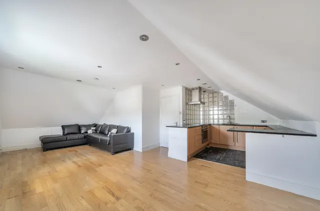 Photo 3 — French Apartments Lansdowne Road, Purley CR8 2PJ