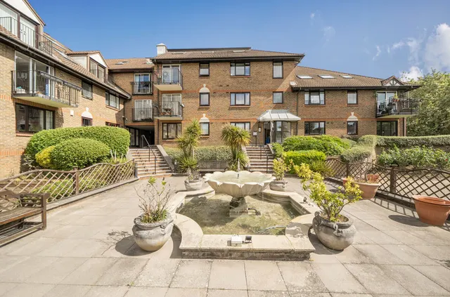 Photo 2 — French Apartments Lansdowne Road, Purley CR8 2PJ