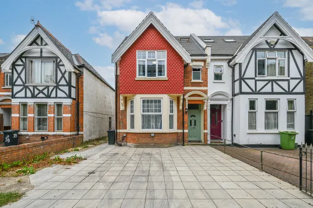 72 Warwick Road, London, photo 1