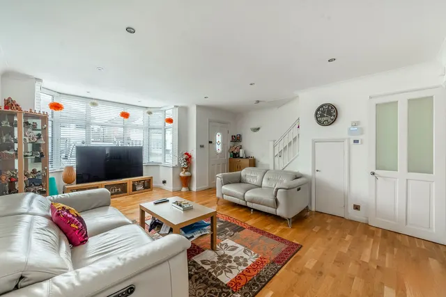 96 Sandhurst Road, London, photo 1