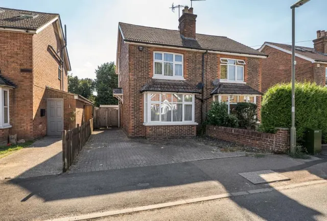 Lumley Road, Horley, RH6, photo 1