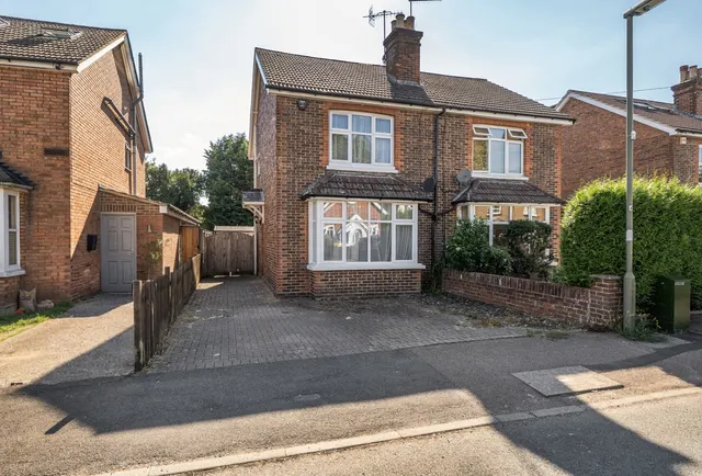 Lumley Road, Horley, RH6 7JF, photo 1